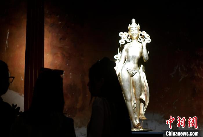 圖為觀眾正在欣賞展覽中的雕塑作品《八萬(wàn)四千年》?！±盍?攝