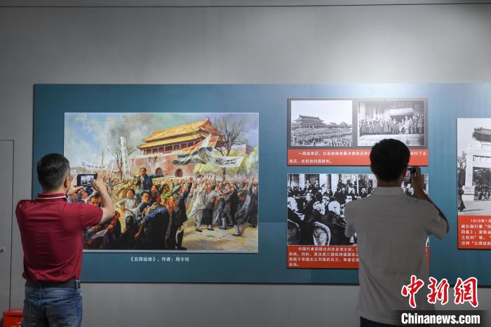 圖為市民參觀《曙光·偉業(yè)——五四運動與中國共產(chǎn)黨的成立》“七一”特展。　貢嘎來松 攝