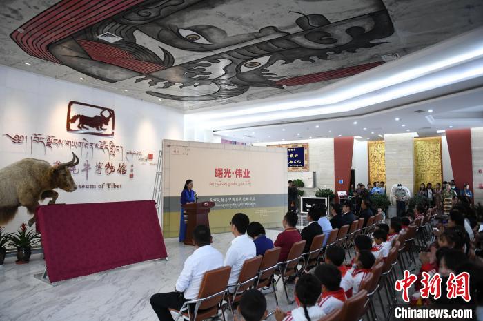 圖為《曙光·偉業(yè)——五四運動與中國共產(chǎn)黨的成立》“七一”特展開幕儀式現(xiàn)場。　貢嘎來松 攝