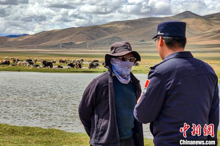 資料圖為民警何宗源在公珠湖了解牧民情況。　龍小鳳 攝