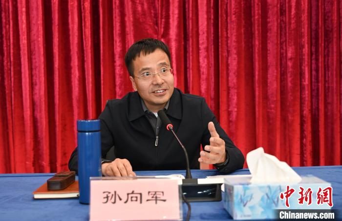 圖為西藏自治區(qū)黨委宣傳部副部長、自治區(qū)社科院黨組書記孫向軍主持活動。　趙朗 攝