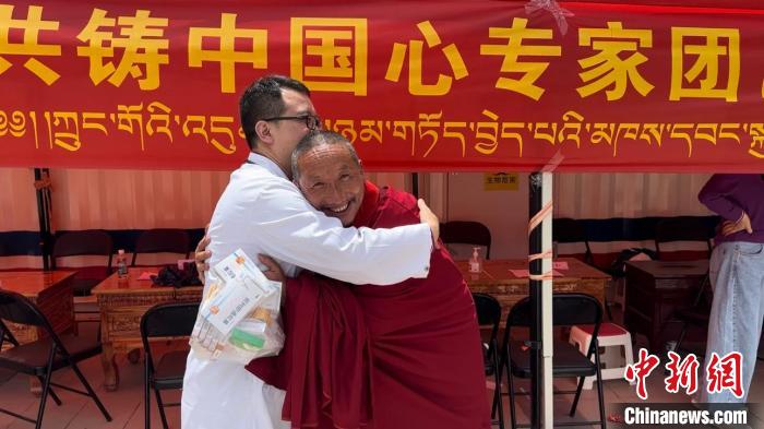 西藏自治區(qū)昌都市左貢縣田妥鎮(zhèn)義診點，一位僧人對北京京煤集團總醫(yī)院呼吸科主任醫(yī)師陳亮表示感謝?！〔苄穹?攝