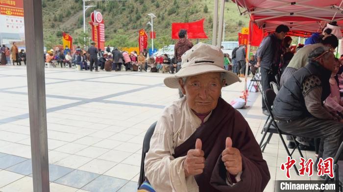 西藏自治區(qū)昌都市左貢縣田妥鎮(zhèn)義診點，藏族奶奶對義診志愿者表示肯定?！〔苄穹?攝