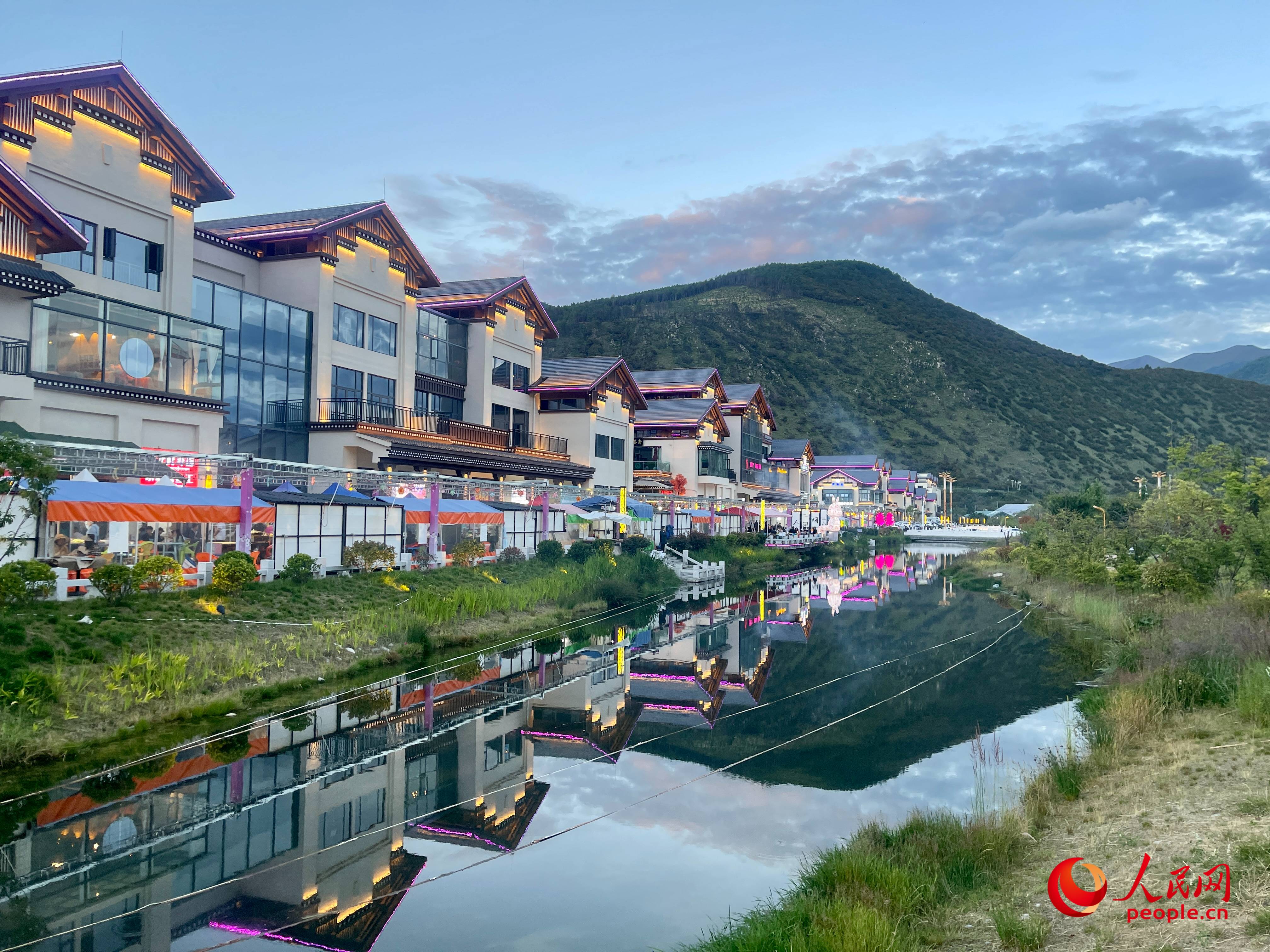 工布公園的一角，風景秀麗。人民網(wǎng) 周靜圓攝