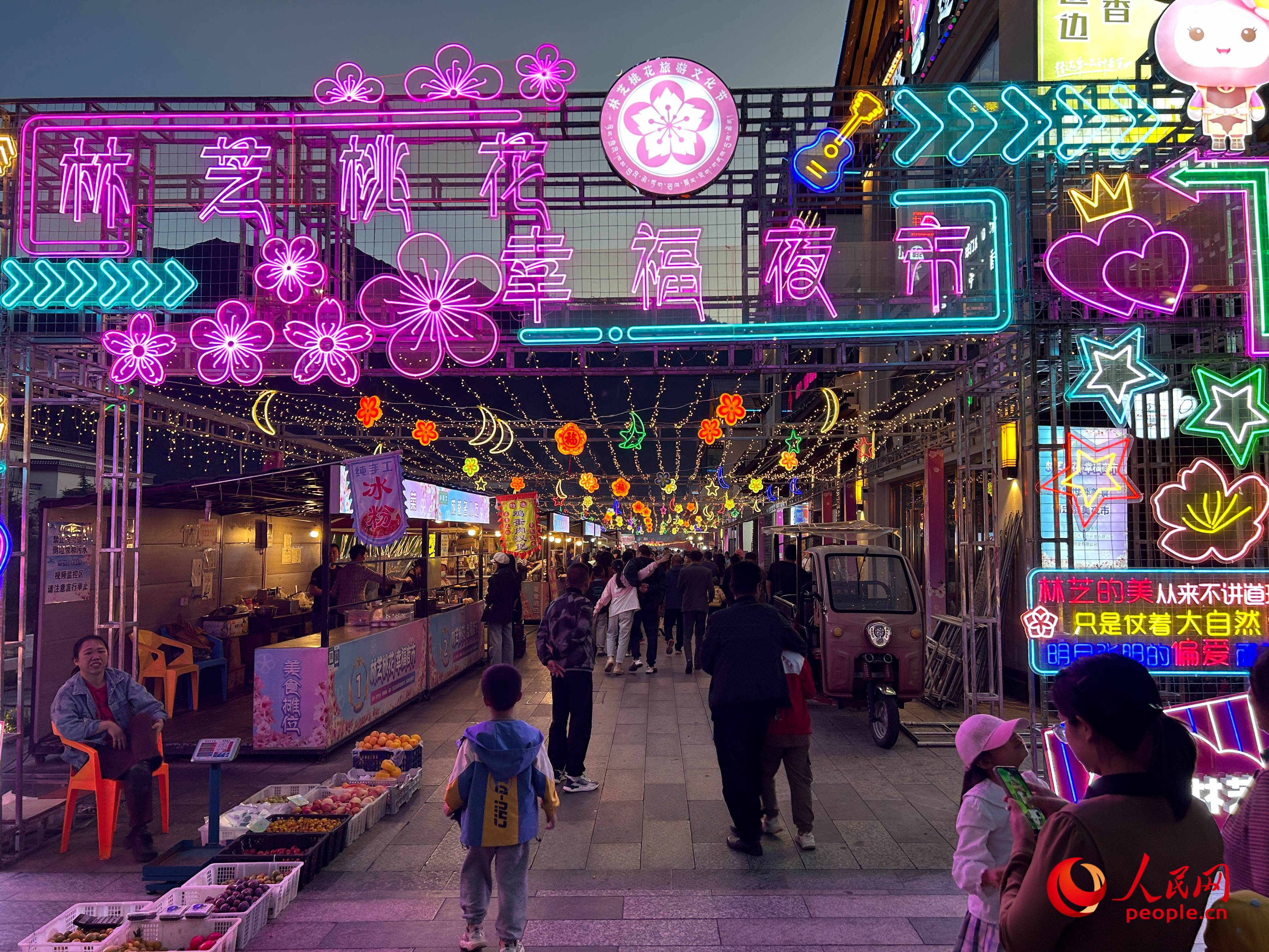工布公園里的夜市，人來人往。人民網(wǎng) 周靜圓攝
