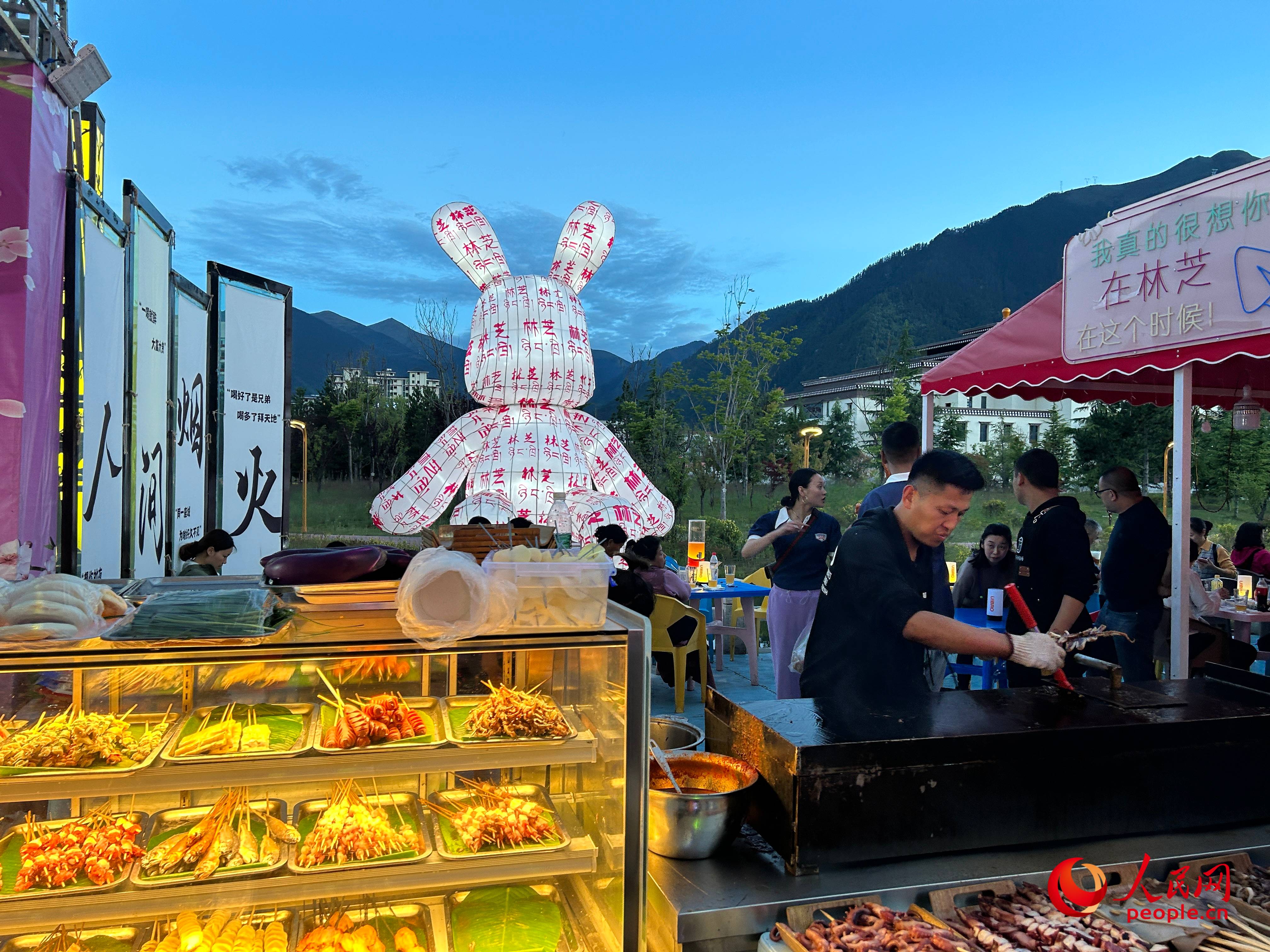 工布公園里的夜市，滿滿“煙火氣”。人民網(wǎng) 周靜圓攝