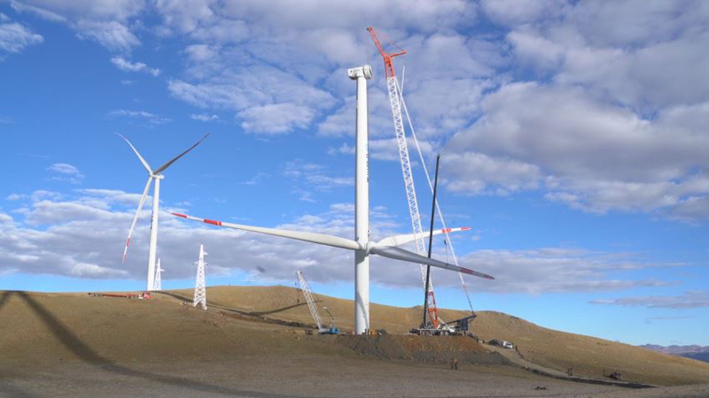 西藏措美哲古風(fēng)電場首批3.6兆瓦風(fēng)電機組吊裝。受訪者供圖