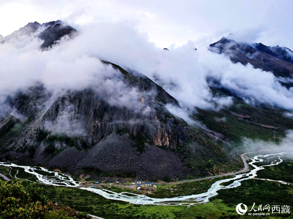 河流蜿蜒于青山間。人民網(wǎng) 李海霞攝