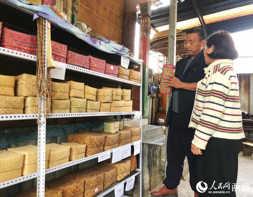 愛明（左一）給游客介紹藤竹產(chǎn)品。