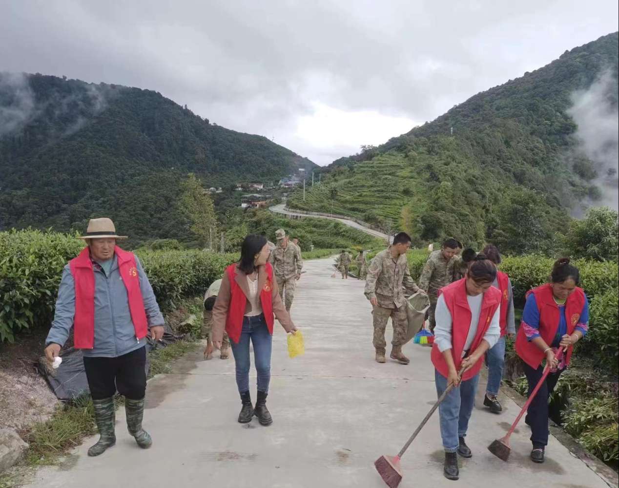 圖為：墨脫縣背崩鄉(xiāng)格林村軍地黨組織共同開展“愛我墨脫、靚我家園”主題黨日活動