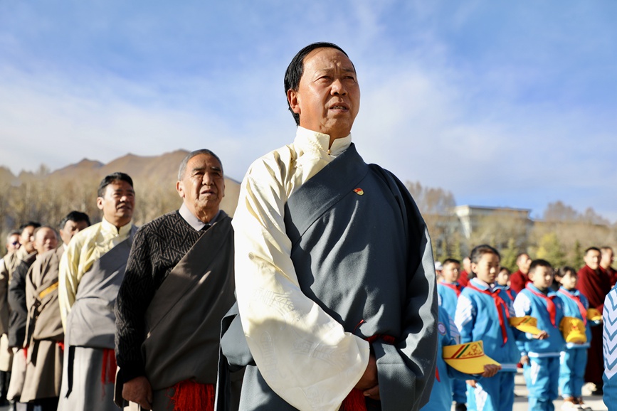 “升國旗、唱國歌”儀式現(xiàn)場。
