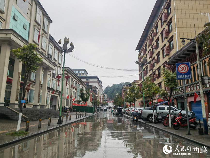 如今的墨脫縣城一應俱全。人民網(wǎng) 李海霞攝