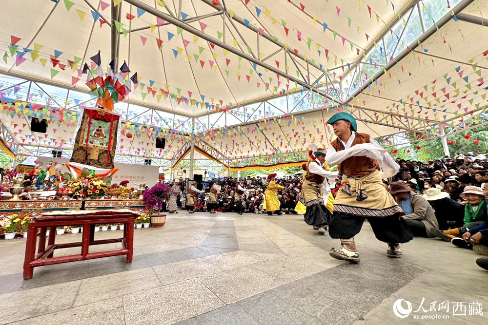 拉薩市宗角祿康公園舉行傳統(tǒng)藏戲劇目展演。
