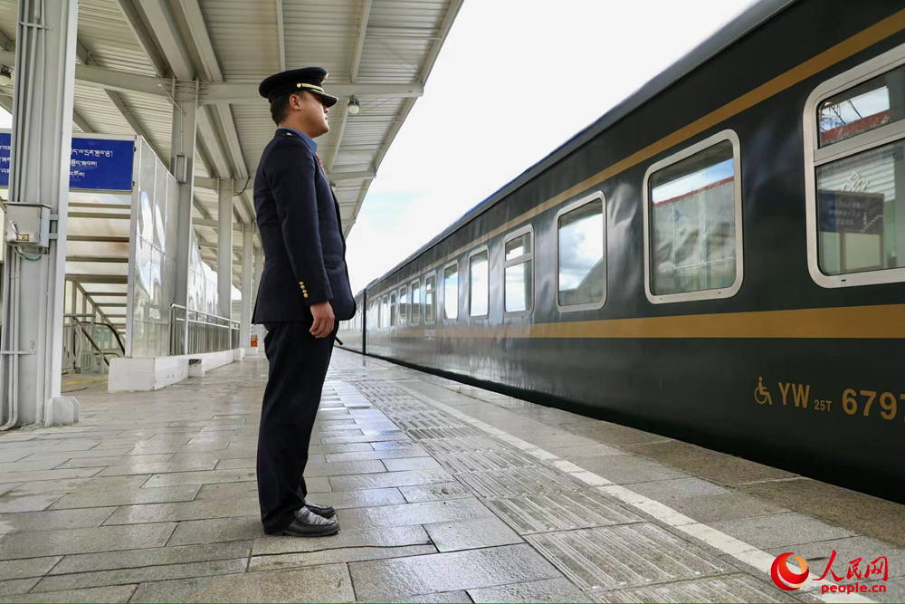 即將開往上海的列車。人民網(wǎng)記者 次仁羅布攝