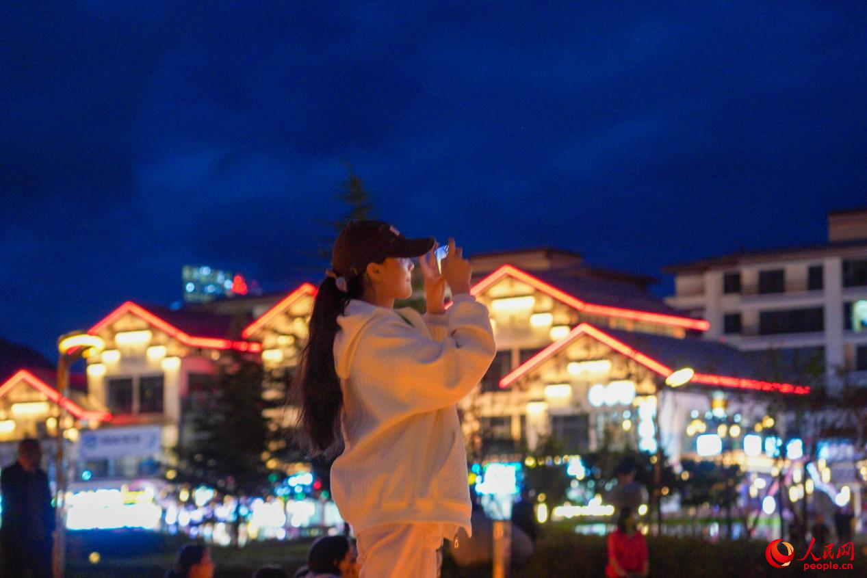 居民在西藏林芝市民族團(tuán)結(jié)廣場(chǎng)上拍照。人民網(wǎng)記者 趙晨攝