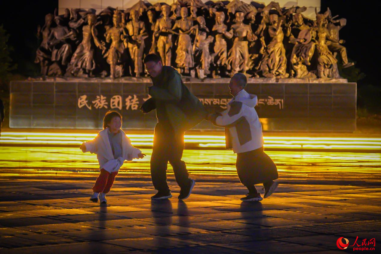 居民在西藏林芝市民族團(tuán)結(jié)廣場(chǎng)上玩耍。人民網(wǎng)記者 趙晨攝
