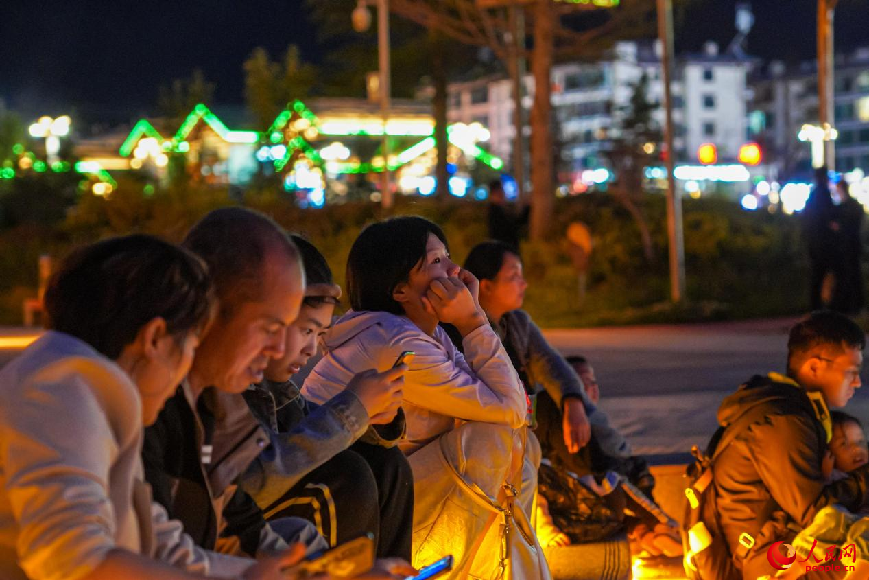 市民坐在西藏林芝市民族團(tuán)結(jié)廣場(chǎng)臺(tái)階上欣賞音樂噴泉。人民網(wǎng)記者 趙晨攝