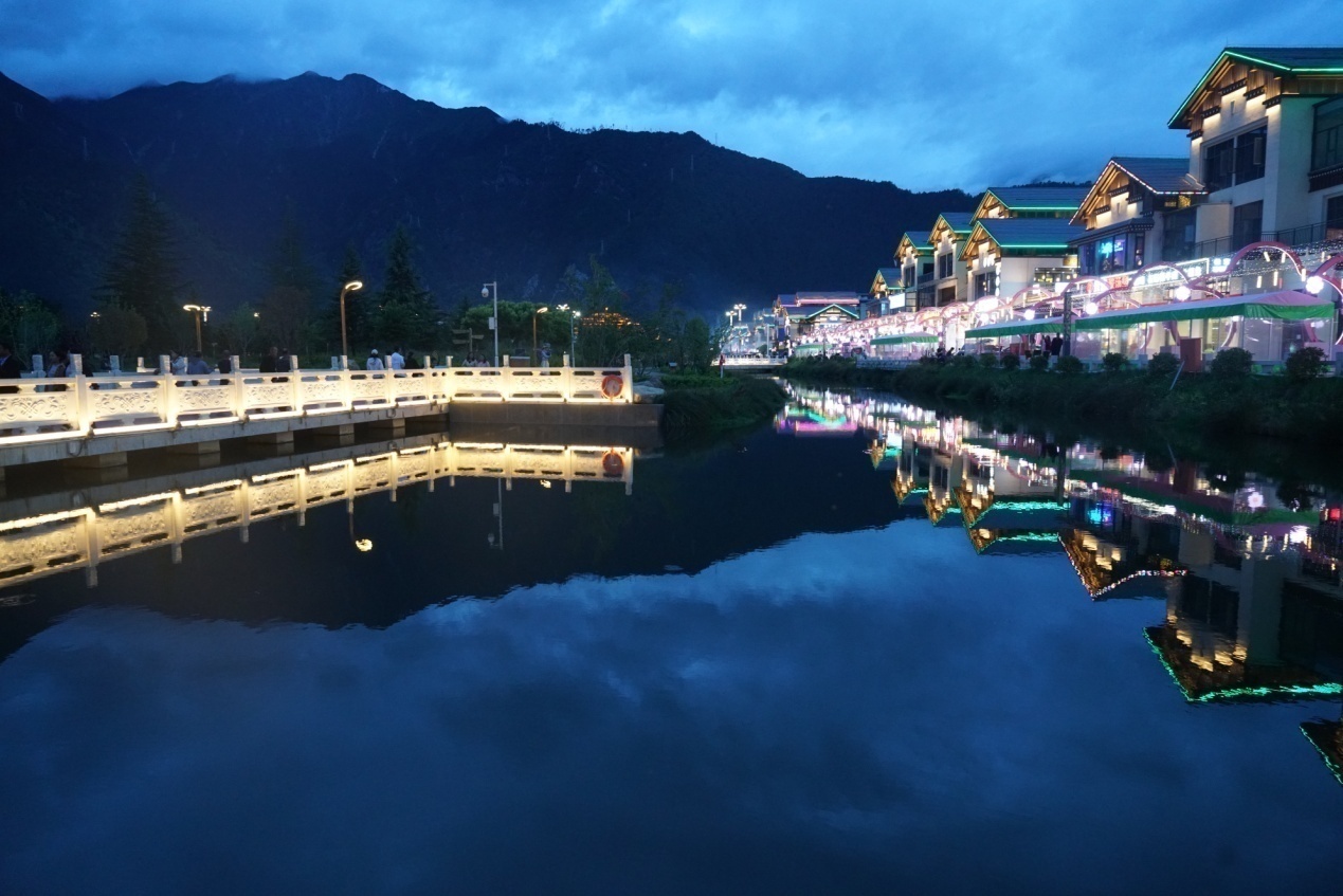 工布公園的夜景。人民網(wǎng)記者 益西康珠攝