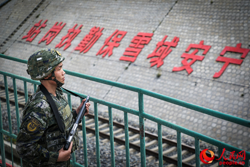 武警西藏總隊(duì)拉薩支隊(duì)執(zhí)勤八大隊(duì)官兵在鐵路旁執(zhí)勤。支翔宇 攝