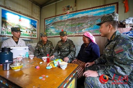 武警西藏總隊(duì)拉薩支隊(duì)執(zhí)勤八大隊(duì)官兵慰問(wèn)藏族老人。何騰海 攝
