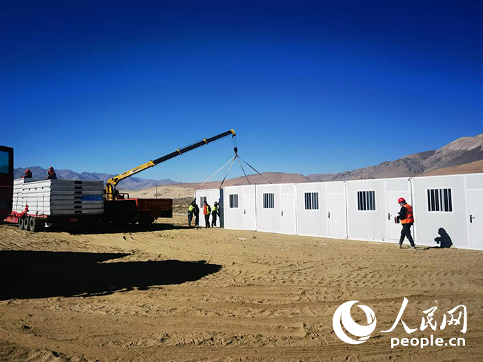 1月9日，在日喀則市定日縣長所鄉(xiāng)森嘎村安置點，工作人員抓緊搭建移動板房，確保受災(zāi)群眾溫暖過冬。人民網(wǎng)記者 吳雨仁攝