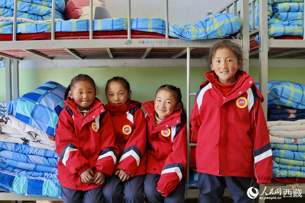 學(xué)生在定日縣第二小學(xué)分流安置點(diǎn)宿舍。人民日?qǐng)?bào)記者 鮮敢攝