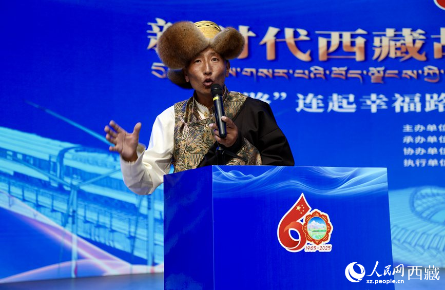 山南市隆子縣三安曲林鄉(xiāng)三林村黨支部副書記扎西次仁作分享報告。人民網(wǎng)記者 次仁羅布攝