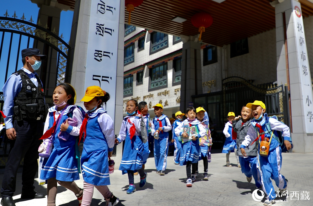 拉薩市第一小學(xué)的學(xué)生們放學(xué)后歡快地走出校門。人民網(wǎng)記者 次仁羅布攝