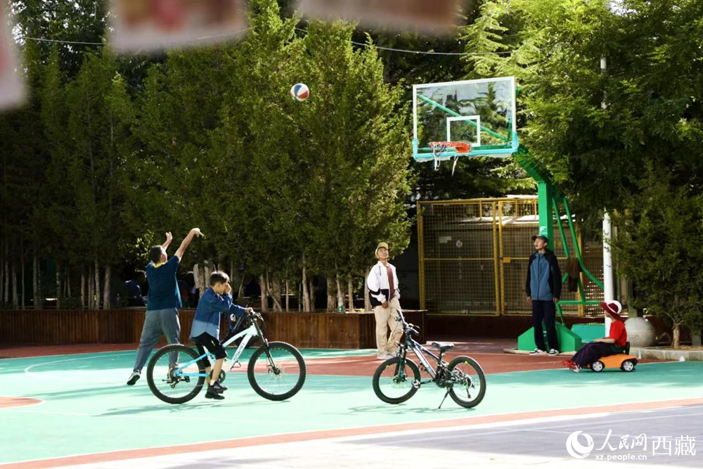 孩子們在社區(qū)享受運(yùn)動時光。人民網(wǎng)記者 次仁羅布攝