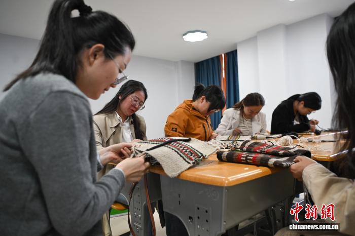 拉薩青年開(kāi)啟多彩夜學(xué)之旅