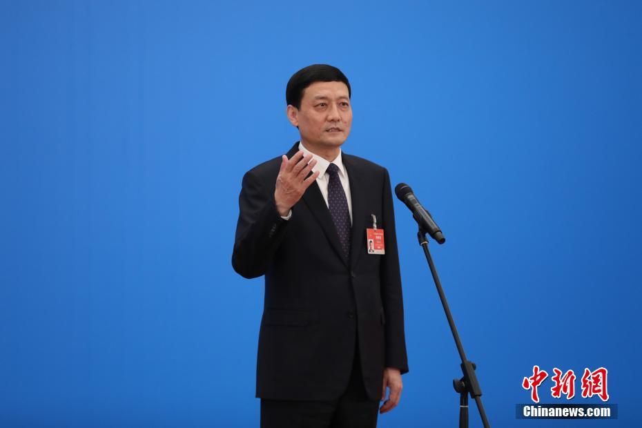 3月8日，第十三屆全國人民代表大會(huì)第四次會(huì)議舉行第二場(chǎng)“部長通道”采訪活動(dòng)。圖為中國工業(yè)和信息化部部長肖亞慶通過網(wǎng)絡(luò)視頻方式接受采訪。 <a target='_blank' ><p  align=