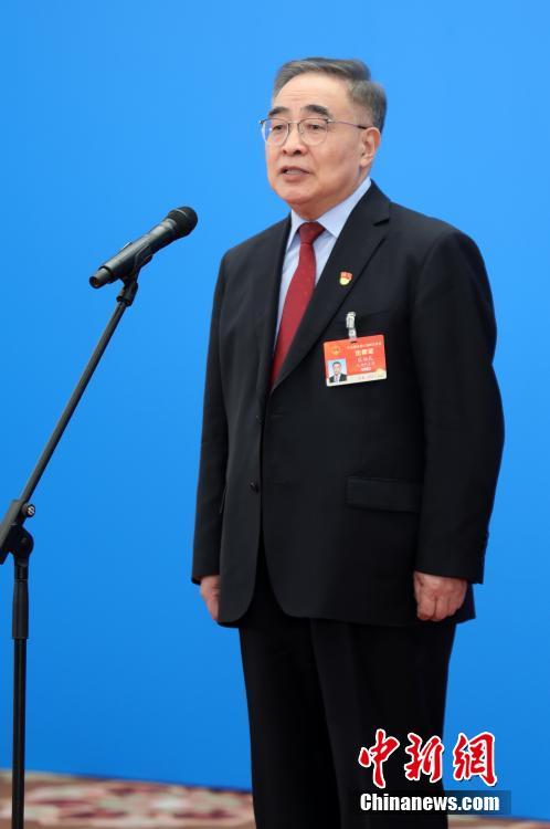 3月8日，第十三屆全國人民代表大會第四次會議舉行第二場“代表通道”采訪活動。圖為全國人大代表張伯禮通過網(wǎng)絡視頻方式接受采訪。 <a target='_blank' ><p  align=