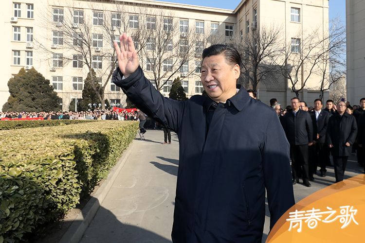 2019年1月17日，習近平在天津南開大學向學生揮手致意。