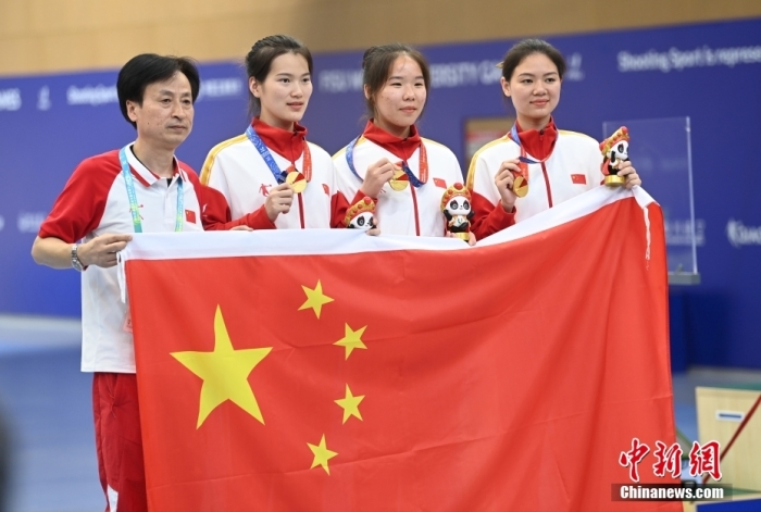 8月1日，第31屆世界大學(xué)生夏季運(yùn)動(dòng)會(huì)女子25米手槍團(tuán)體決賽在四川成都舉行，中國(guó)隊(duì)獲得冠軍。圖為中國(guó)隊(duì)選手熊亞瑄(左二)、林雅茜(右二)、王珂怡(右一)等站在領(lǐng)獎(jiǎng)臺(tái)上合影。<a target='_blank' href='/'><p  align=